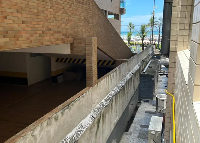 Kitnet 100M Praia Boqueirao C/ Garagem E Wi-Fi